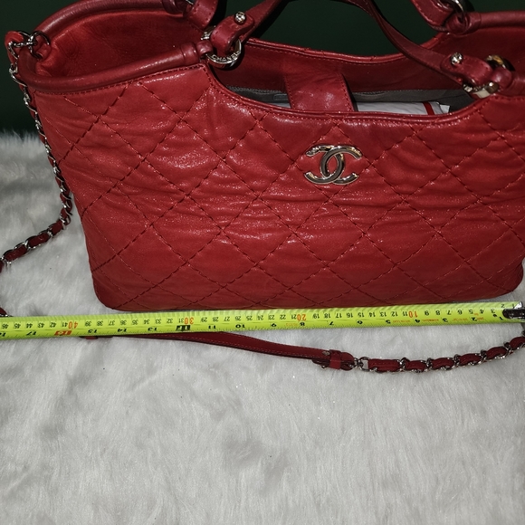 CHANEL QUILTED IREDESCENT RED CALFSKIN TOTE - Picture 15 of 17